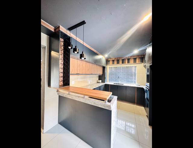 5 BEDROOM FREESTANDING FOR SALE IN MINERALIA